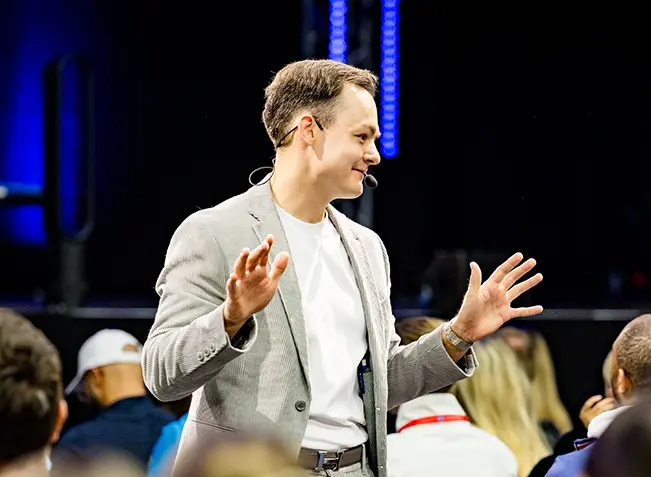 Trainer im Sales Boot Camp spricht mitten zwischen den Teilnehmern